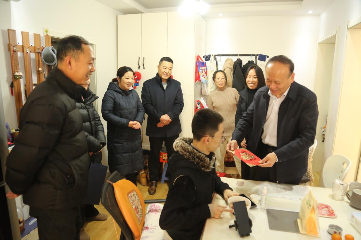 云开平台纪委书记张兴林开展送温暖