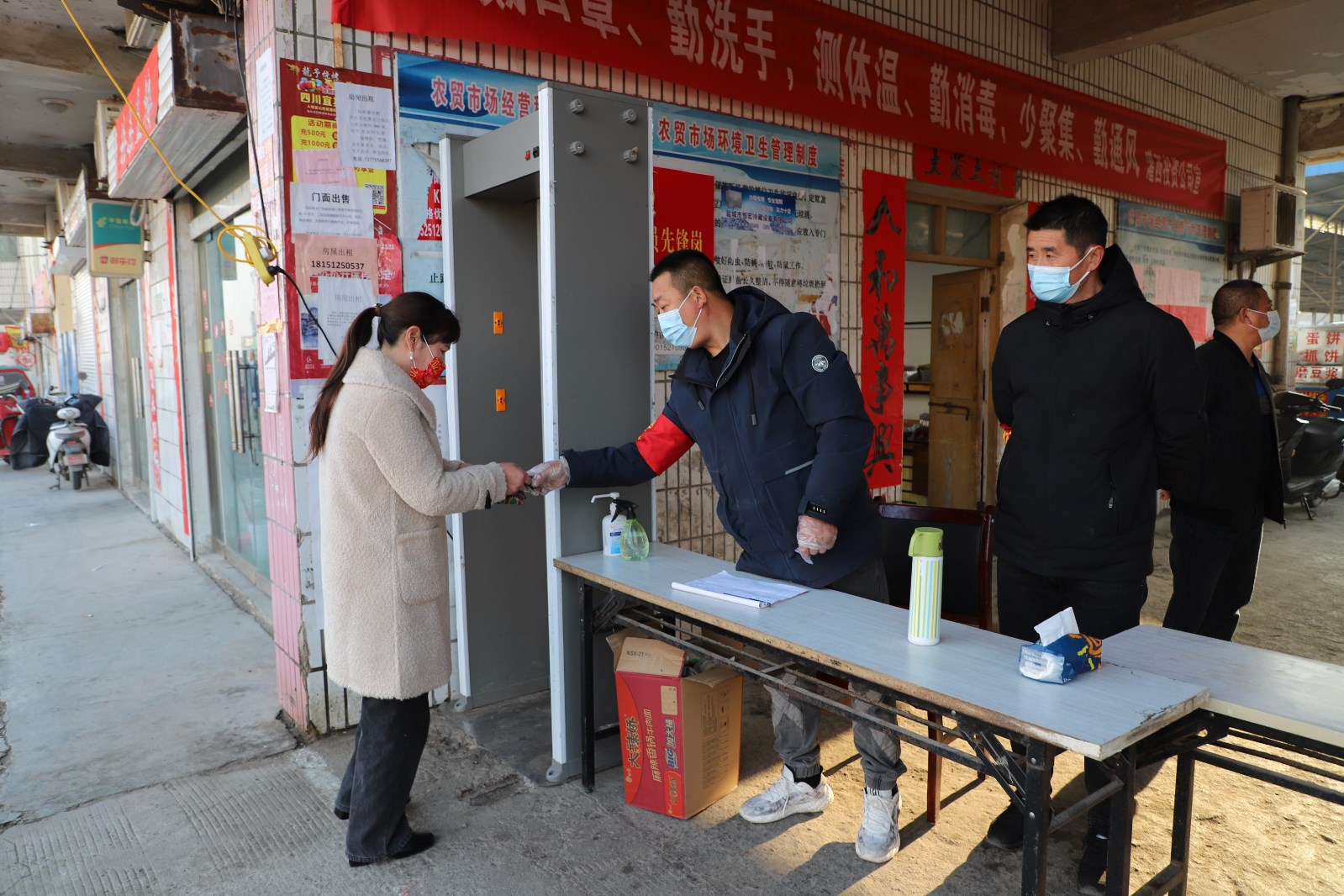 农贸市场加强防疫管理.JPG