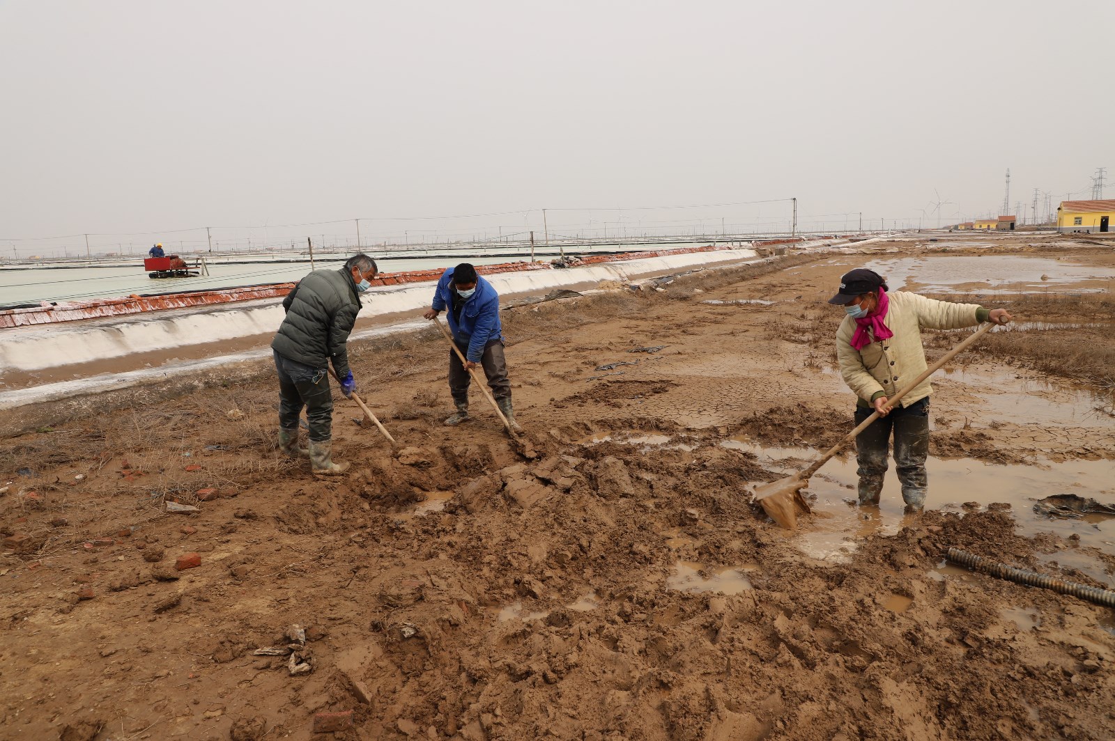 盐业生产   和泥扎泥条.JPG