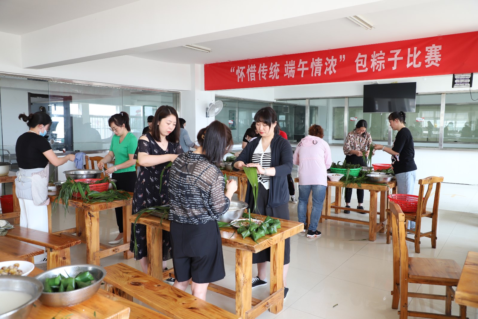 灌西公司 怀惜传统 端午情浓  包粽子比赛.JPG 灌西公司 怀惜传统 端午情浓  包粽子比赛.JPG