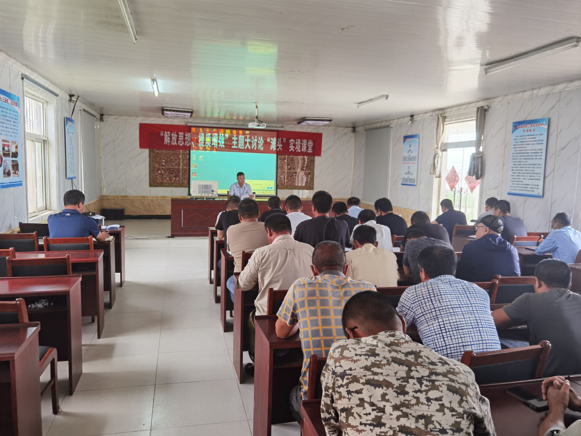 吴卫平在生产滩头课堂上课.jpg 吴卫平在生产滩头课堂上课.jpg